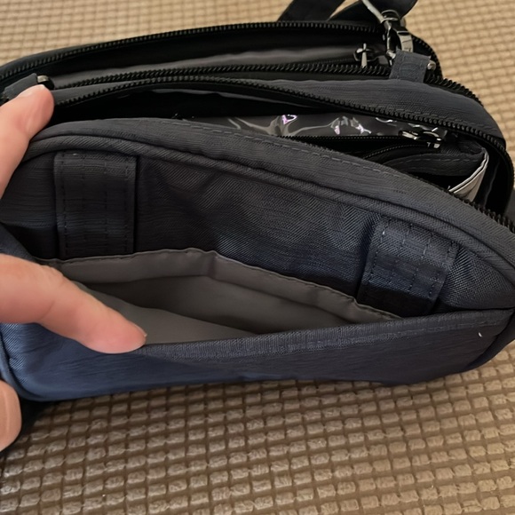 Lug Roundabout travel bag/ belt bag - Picture 7 of 7